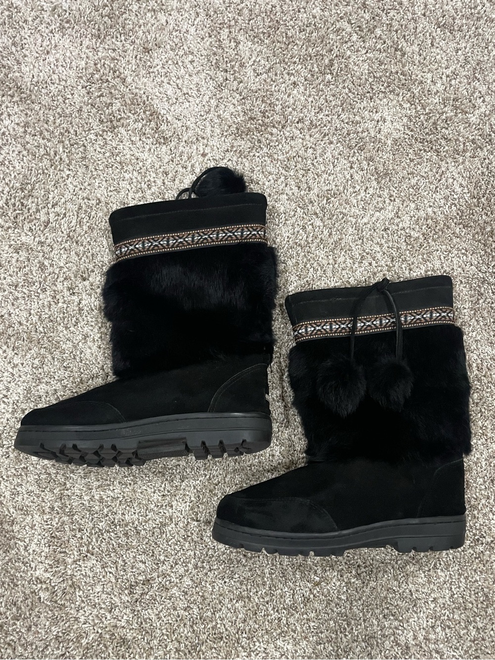 Minnetonka Suede and Faux Fur boots with Pompom ties Sz 10